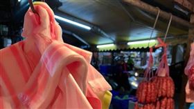 貴婦買肉多要塑膠袋！真相曝光　攤販嘆：這行是原罪。（圖／翻攝自爆怨2公社）