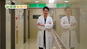 台北長庚醫院產科主任蕭勝文談到，「有些疾病，希望能在胎兒時期，也就是還在懷孕中，去介入、改善，這就是胎兒治療。」