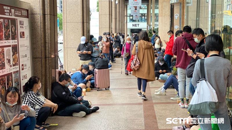 直擊／蘋果特賣會5折　頭香5點到