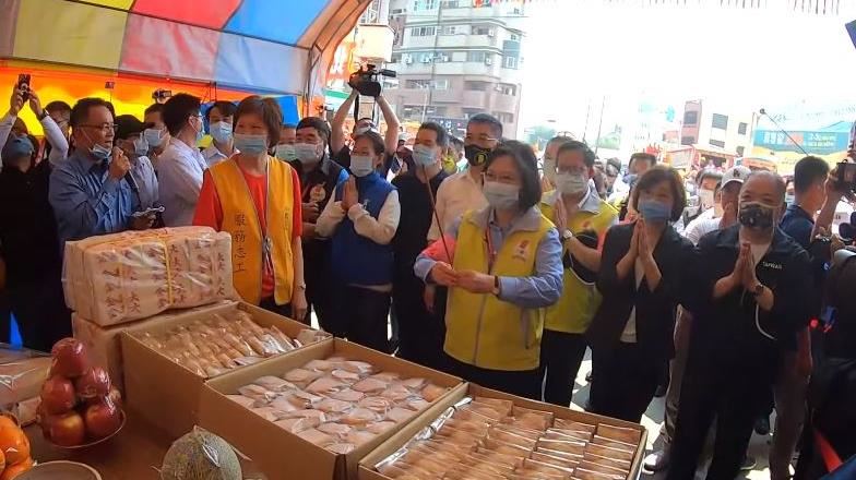 白沙屯媽停駕北辰派出所　蔡英文參拜