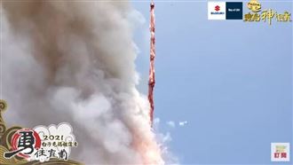 吊車高掛「20樓」鞭炮　迎白沙屯媽