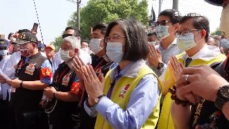 總統蔡英文當香燈腳　步行跟隨白沙媽