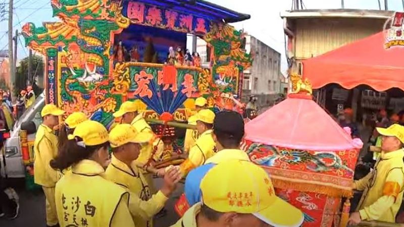 白沙屯媽停駕看戲！一度猶豫融化信眾