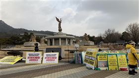 世越號遺屬青瓦台外抗議　要求查明真相世越號客輪2014年4月16日自仁川港駛向濟州島途中翻覆，當時船上476人中多達304人不幸罹難，過程中搜救延誤及政府應對相關疑慮引發社會爭議，部分遺屬至今仍在青瓦台外擺設看板抗議，要求公開真相。中央社記者廖禹揚首爾攝　110年1月19日