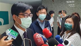 陳其邁曝失眠原因  為用水和經濟心煩高雄市長陳其邁（左）15日上午出席治安會報前接受媒體聯訪，透露自己昨晚就失眠，但強調與施打AZ疫苗無關。他說一直在煩惱用水跟經濟產業發展等問題，也盼能增加南化水庫供水。中央社記者洪學廣攝  110年4月15日