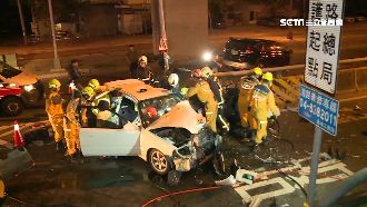 兩車同向衝撞噴飛　男駕駛受困哀號