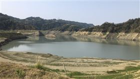 把握水位新低  鯉魚潭水庫首清淤鯉魚潭水庫為供應台中及苗栗地區用水的重要水庫之一，近期水情嚴峻，水庫水位創新低，中水局除密集召開抗旱會議滾動檢討各項水源調度與應變措施，並把握低水位期間清淤，增加水庫蓄水空間。中央社記者管瑞平攝  110年3月9日
