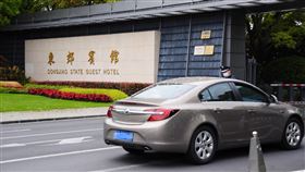 上海東郊賓館戒備森嚴  美特使凱瑞料將不外出據了解，基於防疫原因，造訪上海的美國氣候變遷特使凱瑞（John Kerry）團隊這幾天可能不外出。中央社記者沈朋達上海攝  110年4月15日