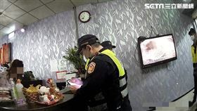 警方前往養生館臨檢時，當場查獲女按摩師與男客性交易。（圖／翻攝畫面）