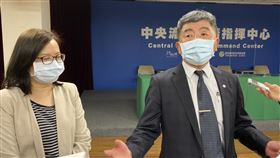 衛福部長陳時中，今會後再度走回指揮中心記者會現場解釋媒體詢問。（圖／記者簡浩正攝影）
