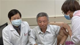 聯亞生技今宣佈，其新冠疫苗第二期臨床試驗已收案完成。前署長楊志良為年長族群的最後一位受試者。（圖／聯亞提供）