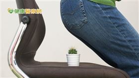 很多人都有排便不順的困擾，甚至會有肛門出血的問題，一看到肛門出血，心中就恐慌，不知是便秘久了造成的痔瘡，還是有大腸癌，也不知是要去醫院看什麼科別；殊不知，便秘還有可能造成血栓！