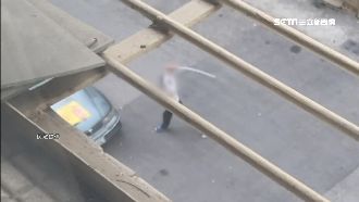 獨／持棍砸車咆哮　阿伯舉動嚇壞住戶
