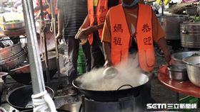 白沙屯媽「進香限定」生炒花枝！路邊現炒香客嗨：每年必吃（圖／記者藍詩孟攝影）