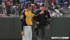▲中信兄弟總教練林威助向主審抗議賴鴻誠使用過多滑石粉。（圖／記者劉彥池攝影）