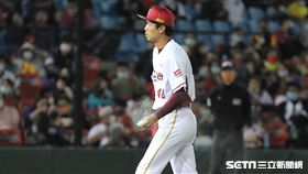 ▲樂天桃猿投手賴鴻誠使用過多滑石粉，遭中信兄弟總教練林威助抗議。（圖／記者劉彥池攝影）