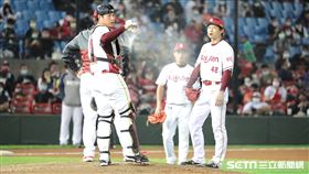 ▲樂天桃猿投手賴鴻誠退場前，捕手林泓育在場上玩滑石粉。（圖／記者劉彥池攝影）