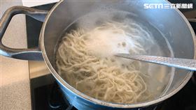 煮麵、冒白泡（圖／記者陳佳鈴）