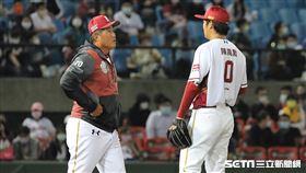 ▲樂天桃猿投手教練許銘傑喊暫停和終結者陳禹勳交談。（圖／記者劉彥池攝影）