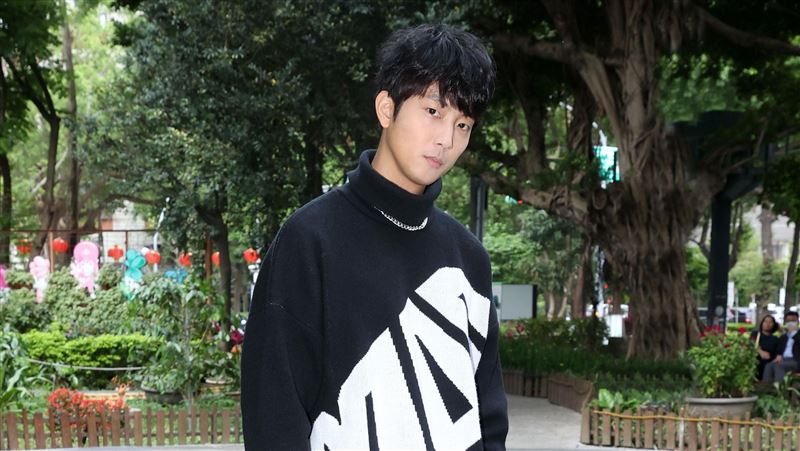 獨／街頭表演被丟2塊　男星問施捨嗎