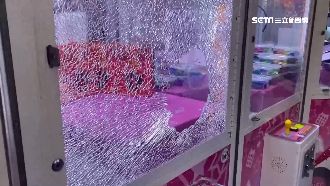 娃娃機玻璃突爆裂！男疑竊牛年紀念幣