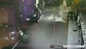 世新大學蔡姓退休教授餵貓遭鄰居痛毆，男學生出面阻止。（圖／翻攝畫面）
