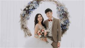 貝童彤表示拍攝時老公笑得比較僵，需要捏一下屁股，他才會笑得比較自然。（圖／翻攝自貝童彤臉書）