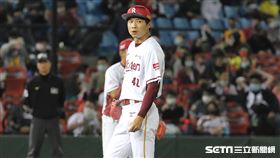 ▲樂天桃猿投手賴鴻誠手握滑石粉。（圖／記者劉彥池攝影）