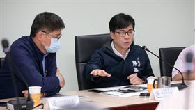 高市宣布游泳池洗車業全面停止供水高雄市政府16日召開旱災應變中心第4次會議，高雄市長陳其邁（右）宣布，轄內公、私立游泳池（包含飯店附設游泳池）及洗車業（包含加油站附設洗車場及自助洗車場）全面停止供水。（高雄市水利局提供）中央社記者侯文婷傳真  110年4月17日