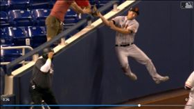 ▲巨人外野手狄克森（Alex Dickerson）界外區美技接殺。（圖／翻攝自巨人推特）