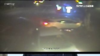 無照男玩命開上路　疑未減速2車撞爛