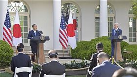 美國總統拜登與日本首相菅義偉召開峰會後發表聯合聲明，強調台海穩定的重要性。（圖／共同社）