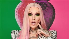Jeffree Star原本是一位變裝搖滾歌手，因為歌唱事業一直沒有起色，隨後他就轉型當美妝Youtuber。（圖／翻攝自Jeffree Star IG）