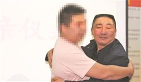 ▲李家父子相認擁抱。（圖／翻攝自泉州公安）