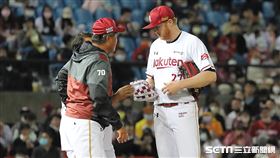 ▲樂天桃猿投手教練許銘傑喊暫停和投手霸林爵交談。（圖／記者劉彥池攝影）