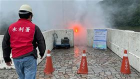 石門水庫實施人工增雨經濟部水利署北區水資源局17日上午在石門水庫進行人工增雨作業，盼為水庫帶來水源。北水局也指出，雖然東北季風增強，但水庫沒有明顯進帳，水情依舊嚴峻，桃園市已實施全日減壓供水，提醒民眾珍惜用水。（水利署北區水資源局提供）中央社記者吳睿騏桃園傳真  110年4月17日