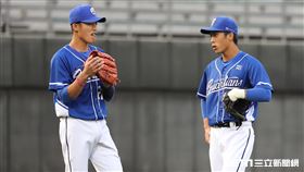 ▲富邦悍將三壘手李宗賢和游擊手莊韋恩在場上交談。（圖／記者劉彥池攝影）