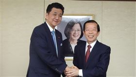 挺台參加WHA　日相安倍胞弟拜會謝長廷日華議員懇談會15日做出力挺台灣參加世界衛生大會（WHA）的決議文。日華懇幹事長、日相安倍晉三的胞弟岸信夫（左）表示，台日地理相近，台灣防疫若有漏洞，日本的風險很大。中央社記者楊明珠攝　108年5月15日