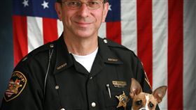 美國警長與警犬同一天病逝（圖／翻攝自Sheriff Scott A. Hildenbrand臉書）