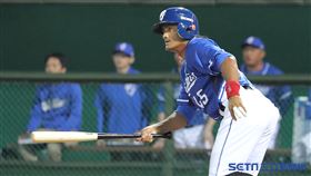 ▲富邦悍將二壘手葉竹軒敲出球隊第1支安打。（圖／記者劉彥池攝影）