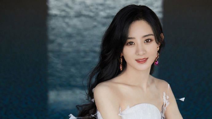 趙麗穎逆天長腿現身　羽毛裝辣翻全場