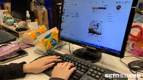 電腦、工作、上班族、OL、正妹、美甲、上班、聊天、訊息、臉書（示意圖／資料照）