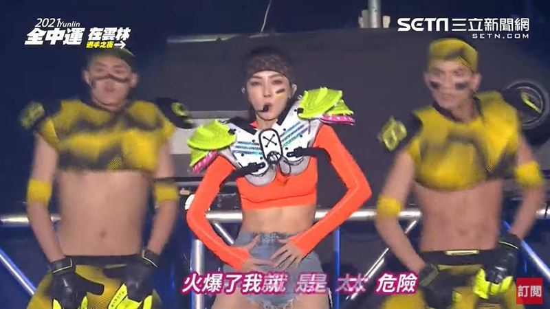 謝金燕唱一半突然脫了　飽滿美胸全見