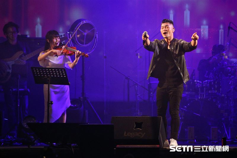 金曲歌王李玖哲舉辦演唱會，不少全明星的參賽者到場支持，阿樂擔任表演嘉賓。（圖／記者楊澍攝影）