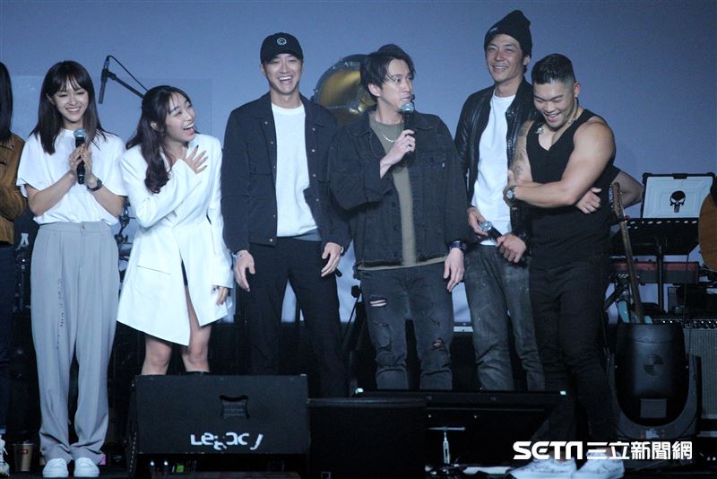 金曲歌王李玖哲首次在legacy開唱，演唱會的最後邀請《全明星》夥伴都上台，幫姚元浩慶生，而這也是江宏傑婚變後首次公開登上舞台亮相。（圖／記者楊澍攝影）