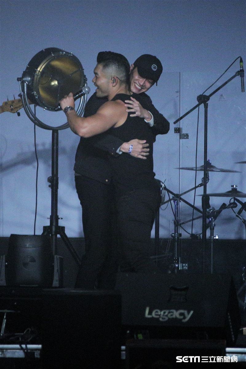 金曲歌王李玖哲首次在legacy開唱，演唱會的最後邀請《全明星》夥伴都上台，幫姚元浩慶生，而這也是江宏傑婚變後首次公開登上舞台亮相。（圖／記者楊澍攝影）