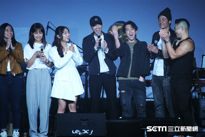 金曲歌王李玖哲首次在legacy開唱，演唱會的最後邀請《全明星》夥伴都上台，幫姚元浩慶生，而這也是江宏傑婚變後首次公開登上舞台亮相。（圖／記者楊澍攝影）
