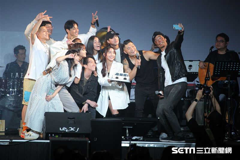 金曲歌王李玖哲首次在legacy開唱，演唱會的最後邀請《全明星》夥伴都上台，幫姚元浩慶生，而這也是江宏傑婚變後首次公開登上舞台亮相。（圖／記者楊澍攝影）