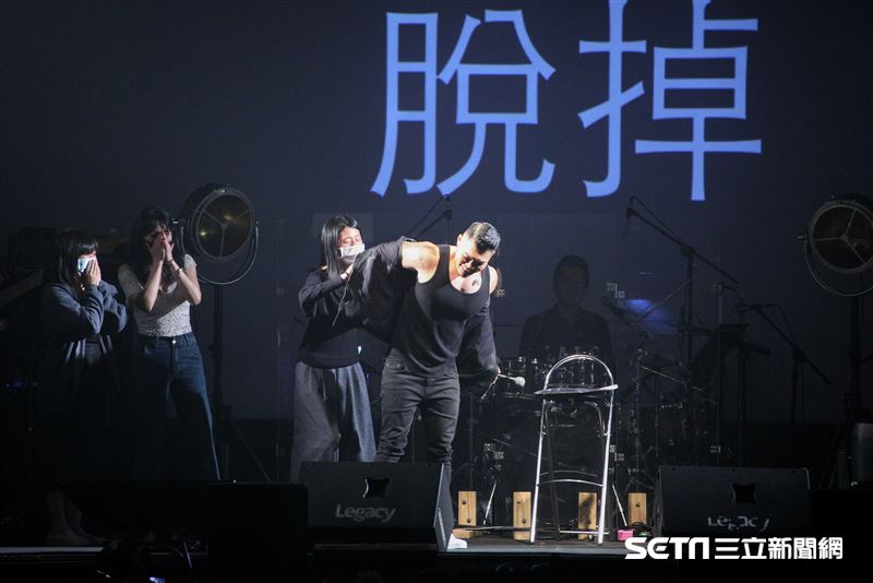 金曲歌王李玖哲舉辦演唱會，李玖哲大方曬肌肉，還被女粉絲吃豆腐摸胸肌。（圖／記者楊澍攝影）
