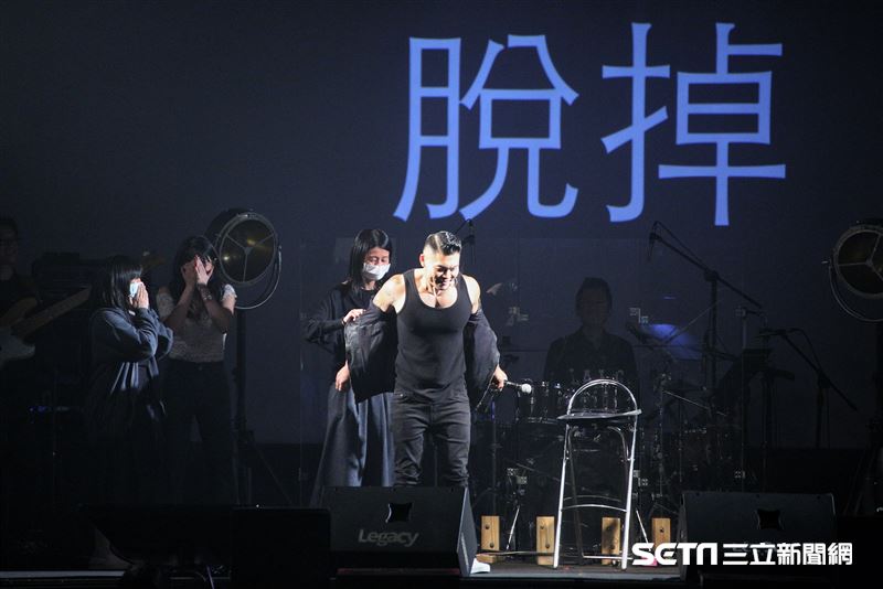 金曲歌王李玖哲舉辦演唱會，李玖哲大方曬肌肉，還被女粉絲吃豆腐摸胸肌。（圖／記者楊澍攝影）